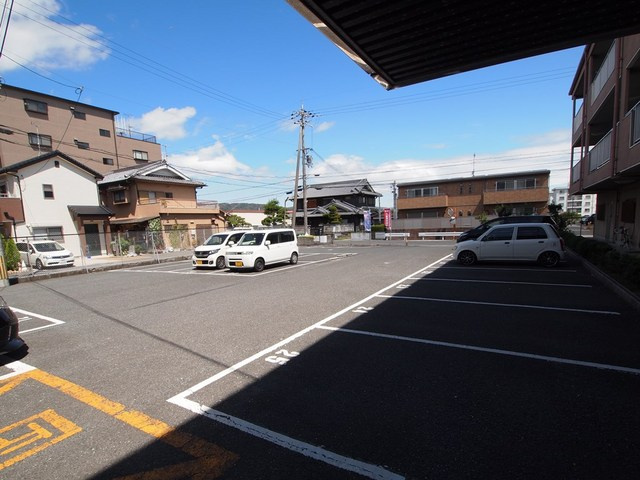 アヴィロード香芝Ａの駐車場
