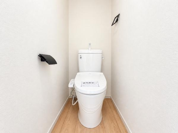 横浜市保土ケ谷区権太坂１丁目の新築一戸建のトイレ|清潔感のある内装のすっきりとしたデザインのトイレです。
水周りが綺麗だと安心ですね。

