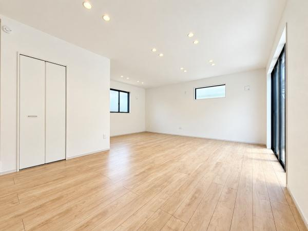 横浜市保土ケ谷区権太坂１丁目の新築一戸建の居間・リビング|家族が自然と集まるリビングは
落ち着きのある空間です♪