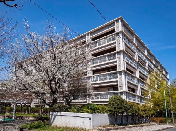 【外観】 | ナビウス二子玉川園 | 都会的で洗練されたデザインが、周辺エリアの中でも一際目を引く存在となっています。