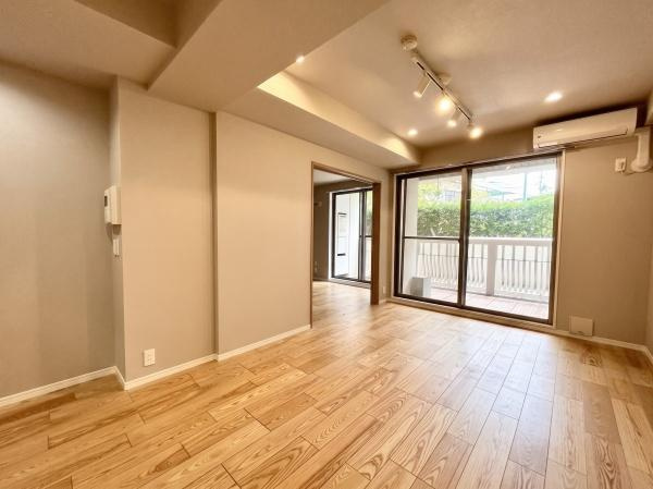 ナビウス二子玉川園の居間・リビング|大きな掃き出し窓から自然光がたっぷりと差し込み、明るく開放的なリビング空間が広がります。