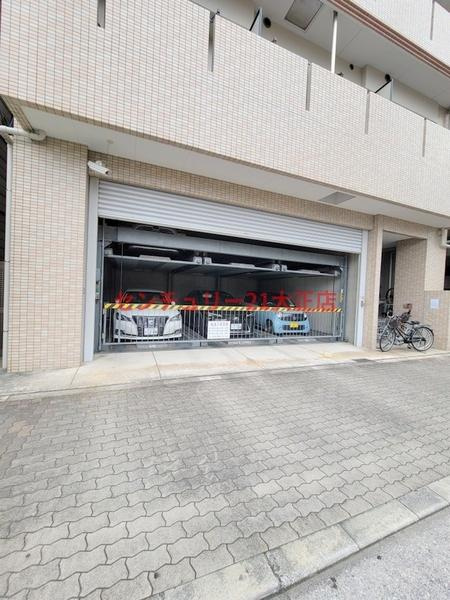 シャトー弁天参番館の駐車場