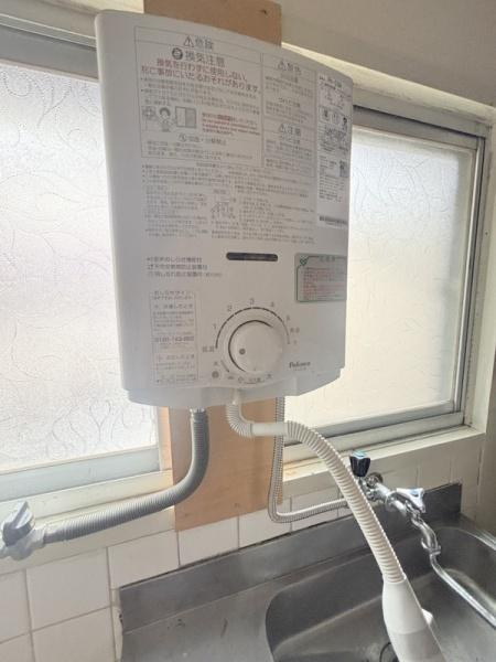 貸テラスハウスの洗面所|湯沸し器