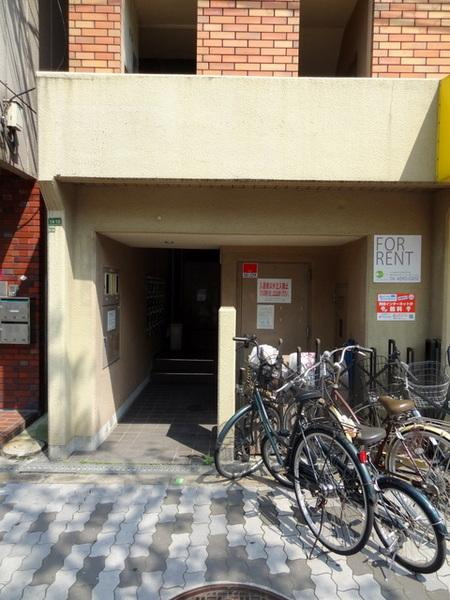 ヴァンコート三軒家東の駐車場|★建物入口です★