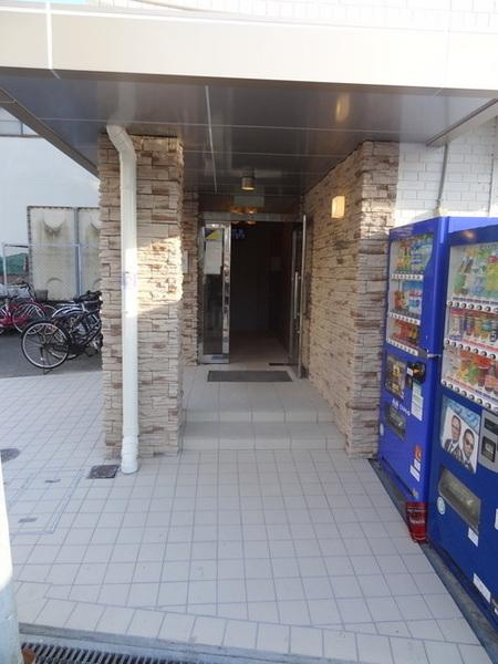 レガーレ大正のエントランス|★嬉しい自動販売機もあります★