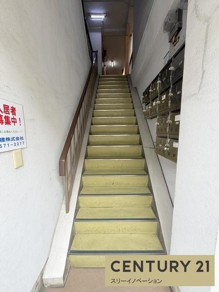 葵コーポのエントランス|写真は参考写真（反転タイプ）