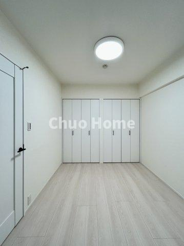 ビューネ北綾瀬の寝室|【寝室】心と体をゆったりと安らげる主寝室。寝室のゆとりが大きい分だけ、暮らしの安らぎは深まります。一日の疲れを癒すだけでなく、ご夫婦の親密な語らいを紡ぎ出します