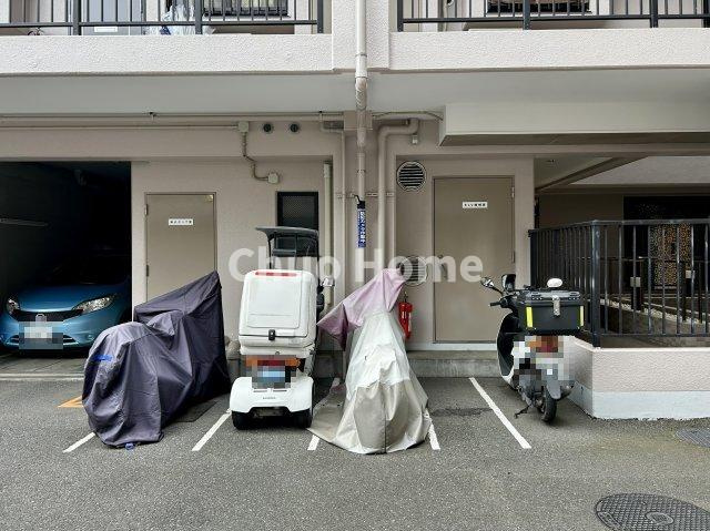 ビューネ北綾瀬の駐車場|【バイク置場】最新の空き状況や費用などの詳細は担当スタッフまでお問い合わせください。