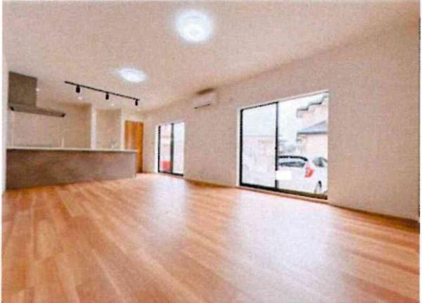 岡崎市欠町・中古戸建の居間・リビング|日の光が室内にくつろぎの空間を与えます