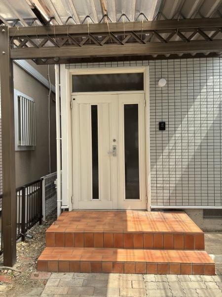 岡崎市渡町・中古戸建の玄関|訪れる人を心地よく迎え入れます。