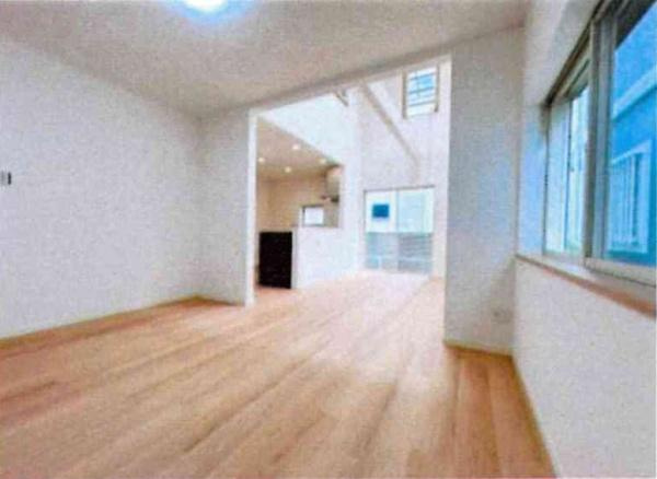 岡崎市渡町・中古戸建の居間・リビング|日の光が室内にくつろぎの空間を与えます