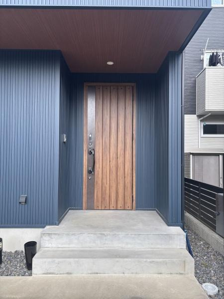 幸田町深溝・中古戸建の玄関|訪れる人を心地よく迎え入れます。