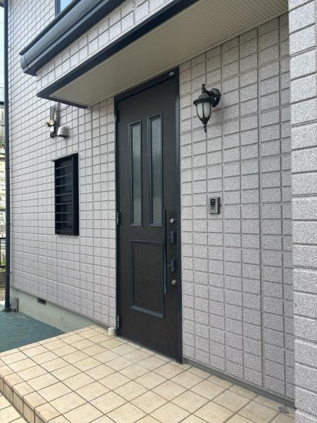 幸田町芦谷・中古戸建の玄関|訪れる人を心地よく迎え入れます。