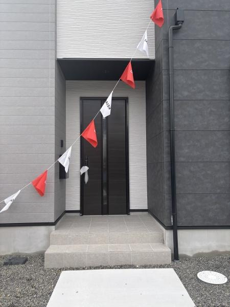 岡崎市中島町字紅蓮の新築一戸建の玄関|訪れる人を心地よく迎え入れます。