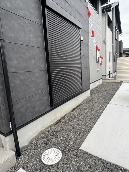 岡崎市中島町字紅蓮の新築一戸建の庭|草花で飾れるお庭。