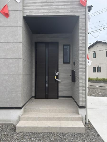 岡崎市中島町字紅蓮の新築一戸建の玄関|訪れる人を心地よく迎え入れます。
