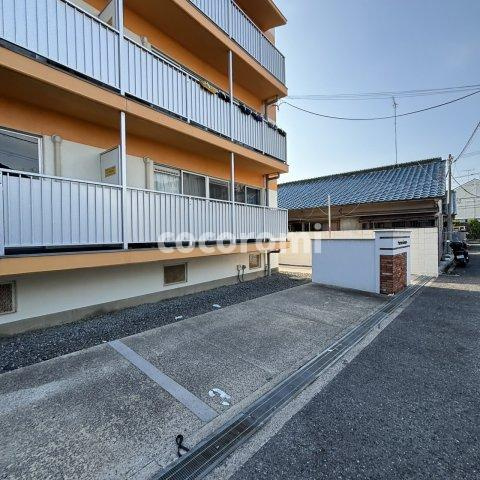 プログレッソ寝屋川の駐車場