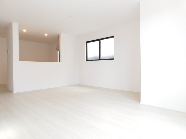 名古屋市瑞穂区田光町３丁目の新築一戸建の居間・リビング|◇リビング◇　　明るく広いリビング１７．７帖　家族の会話が弾む対面キッチン♪