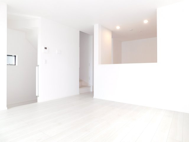 名古屋市瑞穂区田光町３丁目の新築一戸建の居間・リビング|◇リビング◇　　明るく広いリビング１７．７帖　足元からリビングが均等に温まる床暖房付き！