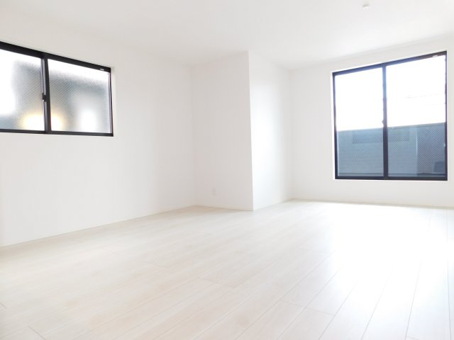 名古屋市瑞穂区田光町３丁目の新築一戸建の居間・リビング|◇リビング◇　　明るく広いリビング１７．７帖　外からの視線が気になりにくい２階リビング♪