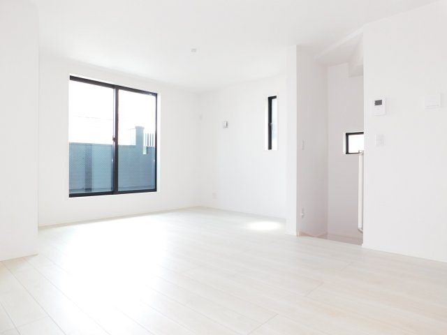 名古屋市瑞穂区田光町３丁目の新築一戸建の居間・リビング|◇リビング◇　　明るく広いリビング１７．７帖　バルコニー付きで開放感のある空間♪