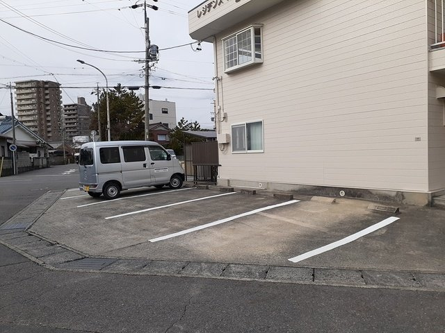 レジデンスＫの駐車場