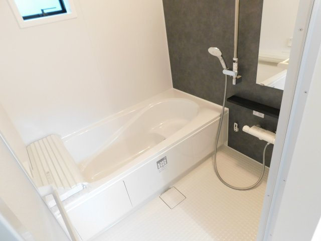 名古屋市昭和区伊勝町１丁目の新築一戸建の浴室|◇浴室◇　　システムバス（ＬＩＸＩＬ）・浴室暖房乾燥機・保温浴槽・エコベンチ浴槽・追い焚き機能・スライドバーシャワー・キレイサーモフロア・オートバス・バリアフリーバス・浴室窓あり