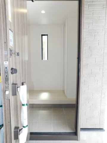 名古屋市昭和区伊勝町１丁目の新築一戸建の玄関|◇玄関収納◇　　家族の履物がスッキリと片付くシューズ収納完備！