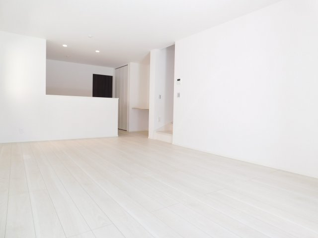 名古屋市昭和区伊勝町１丁目の新築一戸建の居間・リビング|◇リビング◇　　広くて明るいリビング１８．４７帖！　カウンター＋収納完備！