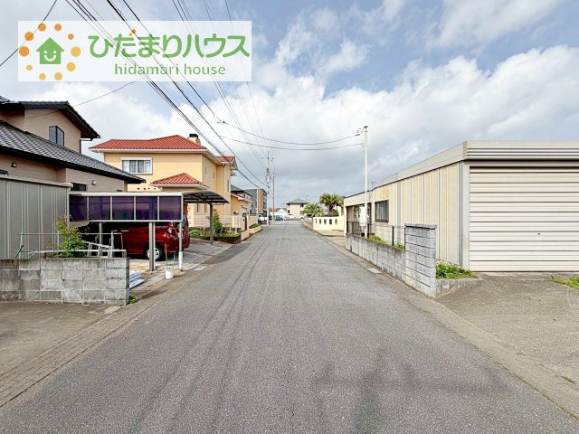 【前面道路含む現地写真】 | 土浦市滝田2丁目　中古戸建 | 駐車場の入口付近も広々としており、余裕のある造りです！