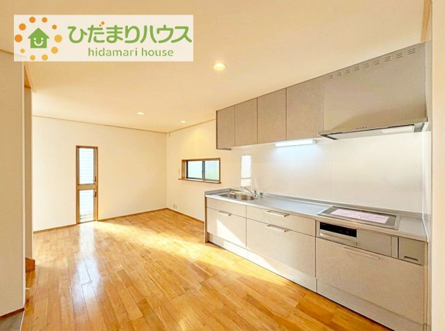 【キッチン】 | 土浦市滝田2丁目　中古戸建 | ワイドなキッチンスペースなので、2品、3品同時に作れちゃいますね( *´艸｀)