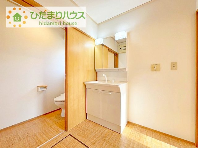 【独立洗面台】 | 土浦市滝田2丁目　中古戸建 | 三面鏡裏収納には化粧品や洗面用品類をすっきり整理できます(#^^#)