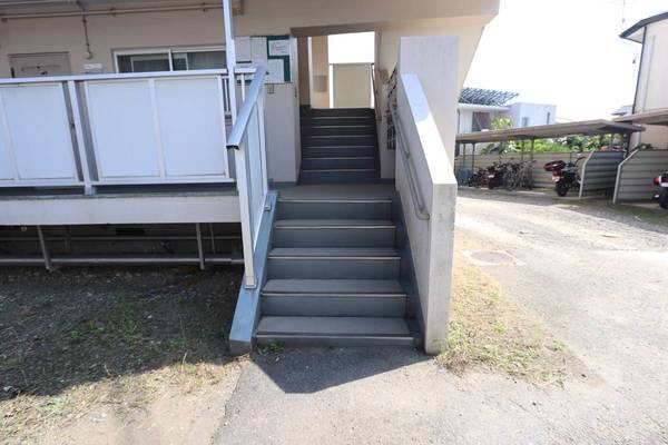 ビレッジハウス朝日ヶ丘1号棟のエントランス