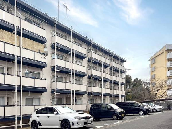ビレッジハウス鈴蘭台1号棟の駐車場
