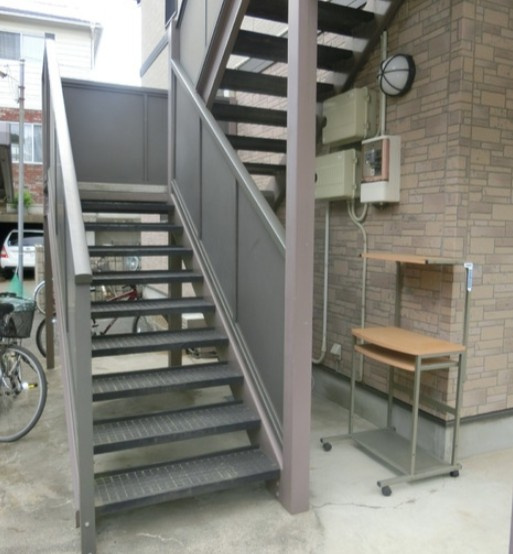 松戸市千駄堀のアパートのエントランス