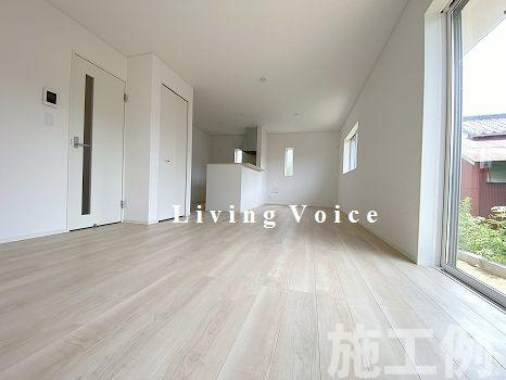 【居間・リビング】 | 【仲介手数料０円】平塚市纒第22　新築一戸建て　全2棟 | 平塚市纒第22　新築一戸建て　全2棟