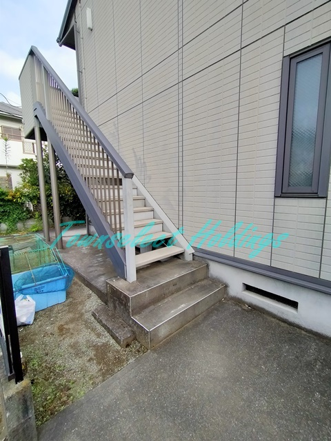 藤沢市鵠沼花沢町のアパートのエントランス