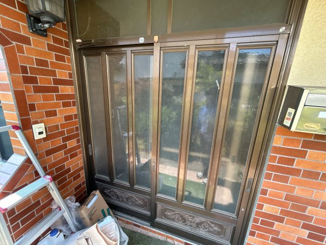 いわき市平中平窪二丁目中古住宅 4SLDK 陽当り良好 不動産プラスの玄関|【リフォーム中】玄関外観。玄関交換と外壁塗装を行います。玄関はお家の顔となる部分、お客様が最初に目にする場所だからこそ、第一印象が大切ですね。