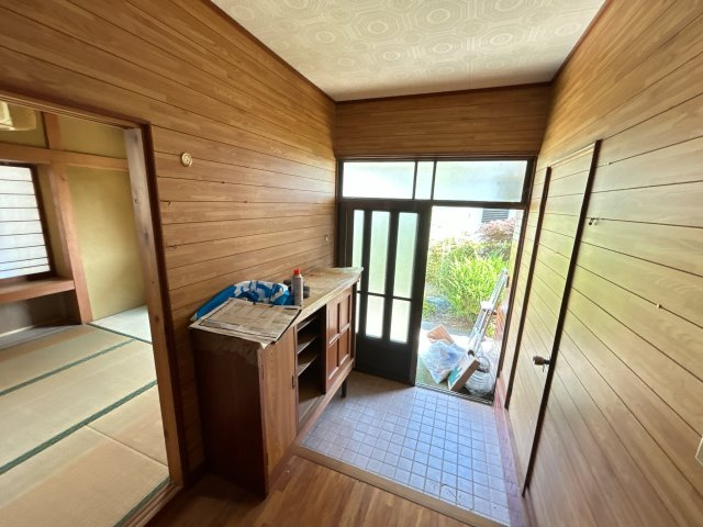 いわき市平中平窪二丁目中古住宅 4SLDK 陽当り良好 不動産プラスの玄関|【リフォーム中】玄関内観。玄関交換、長尺シート重ね張り、下駄箱交換、天井・壁クロス張替え、照明交換を行います。広い玄関なので込み合うことは無さそうですね。