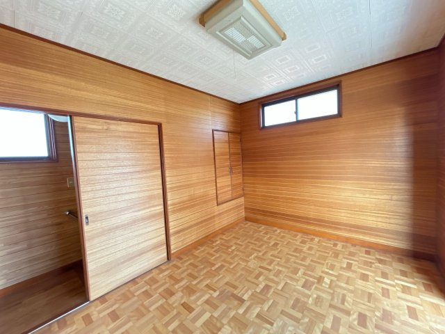 いわき市平中平窪二丁目中古住宅 4SLDK 陽当り良好 不動産プラスの洋室|【リフォーム中】2階東側洋室。フローリング重ね張り、天井・壁クロス張替え、建具交換、照明交換、スイッチ・コンセント交換を行います。そろそろ一人部屋が欲しいお子さん用に良さそうですね。