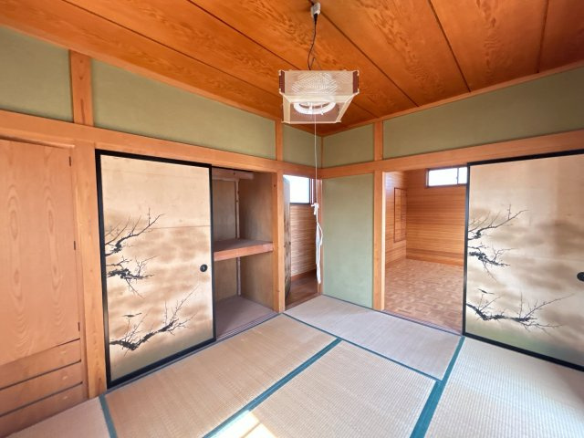 いわき市平中平窪二丁目中古住宅 4SLDK 陽当り良好 不動産プラスの和室|【リフォーム中】2階和室を洋室にリフォームします。フローリング重ね張り、天井・壁クロス張替え、建具交換、照明交換、スイッチ・コンセント交換を行います。収納が付きますのでお部屋を広く使えます。