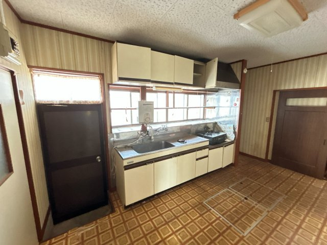 いわき市平中平窪二丁目中古住宅 4SLDK 陽当り良好 不動産プラスのキッチン|【リフォーム中】キッチンスペースは納戸にリフォームします。フローリング重ね張り、天井・壁クロス張替え、スイッチ・コンセント交換、建具交換、火災警報器設置を行います。