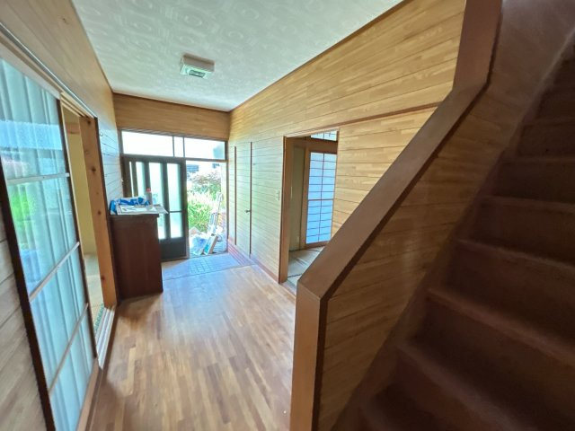 いわき市平中平窪二丁目中古住宅 4SLDK 陽当り良好 不動産プラスの内装|【リフォーム中】廊下。フローリング重ね張り、天井・壁クロス張替え、照明器具交換、スイッチ・コンセント交換を行います。