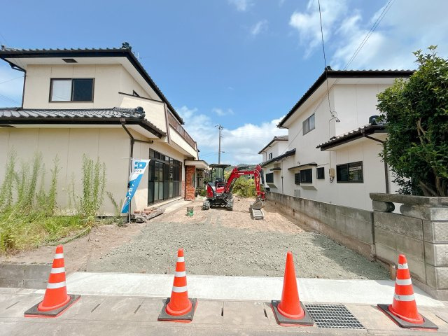 いわき市平中平窪二丁目中古住宅 4SLDK 陽当り良好 不動産プラスの駐車場|【リフォーム中】駐車場。駐車場の拡張工事を行います。合計で4台停めることが来ます。お友達や親戚の方がいらっしゃっても安心ですね。