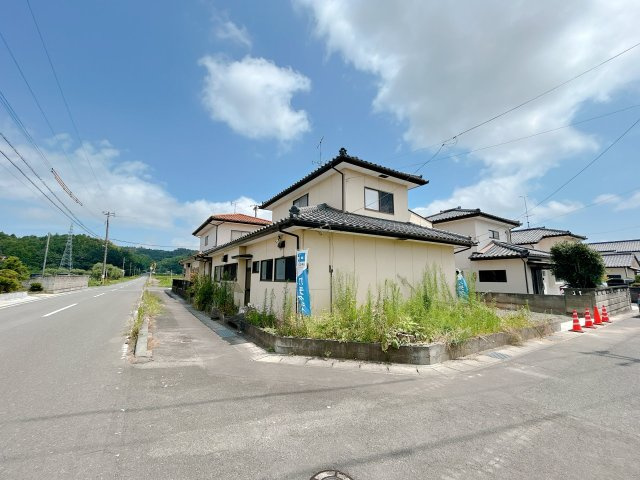 いわき市平中平窪二丁目中古住宅 4SLDK 陽当り良好 不動産プラスの前面道路含む現地写真|北西角地で周囲は広々としています。価格には消費税を含みます。自社物件につき随時ご案内可能。内覧希望の方はお電話ください。