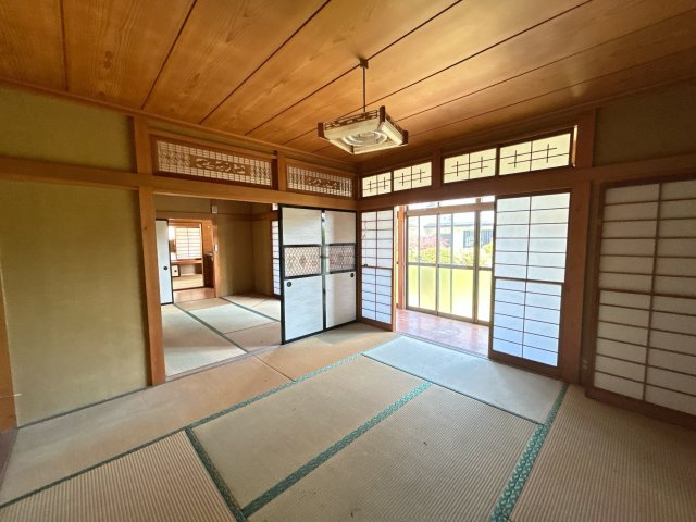 いわき市平中平窪二丁目中古住宅 4SLDK 陽当り良好 不動産プラスの和室|【リフォーム中】和室を約23帖リビングにリフォームします。フローリング張替え、天井・壁クロス張替え、建具交換、照明交換、スイッチ・コンセント交換を行います。