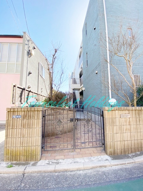鎌倉市稲村ガ崎１丁目の賃貸マンションのエントランス