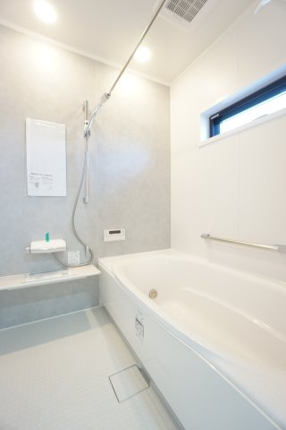 長久手市岩作東中C棟の浴室|コンパクトで使いやすいお風呂です