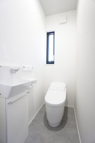 長久手市岩作東中C棟のトイレ|落ち着いたトイレです