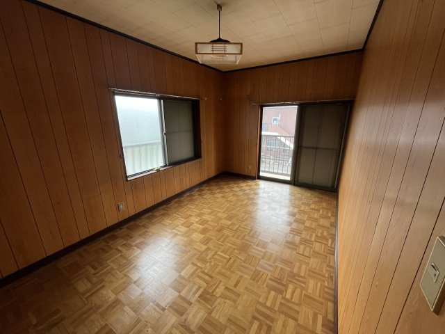 愛知県東海市加木屋町郷中　～新駅「加木屋中ノ池」駅が身近。自然と利便性が共生する街～の洋室|2F洋室。四角いブロックを組み合わせたような幾何学模様で組んだ床デザインフローリングは、ヴィンテージ